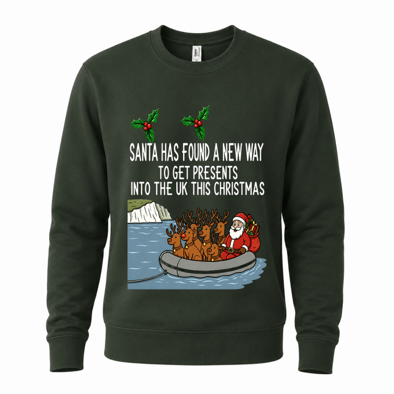 Julesweater med rund hals og tryk af julemand og rensdyr i gummibåd