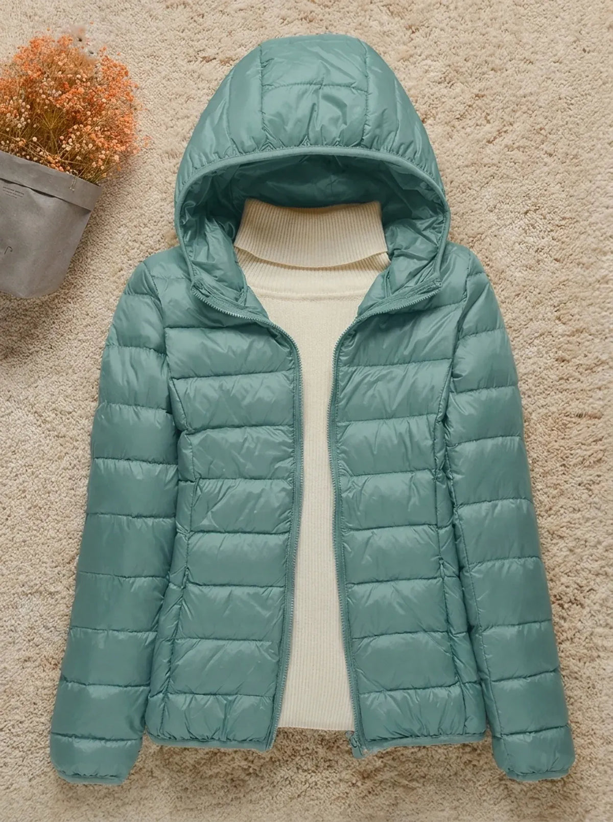 Puffer jakke med hætte og lynlås til damer i kort model