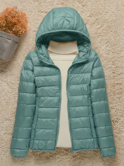 Puffer jakke med hætte og lynlås til damer i kort model