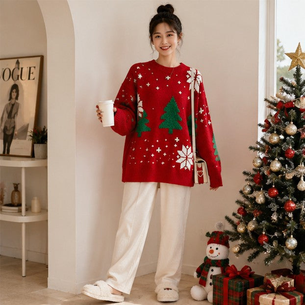 Julesweater dame med rund hals, snefnug og juletræsmotiv