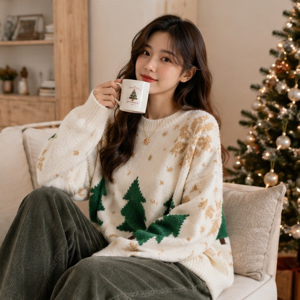 Julesweater dame med rund hals, snefnug og juletræsmotiv