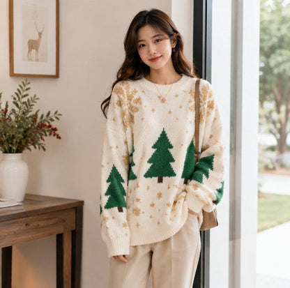 Julesweater dame med rund hals, snefnug og juletræsmotiv