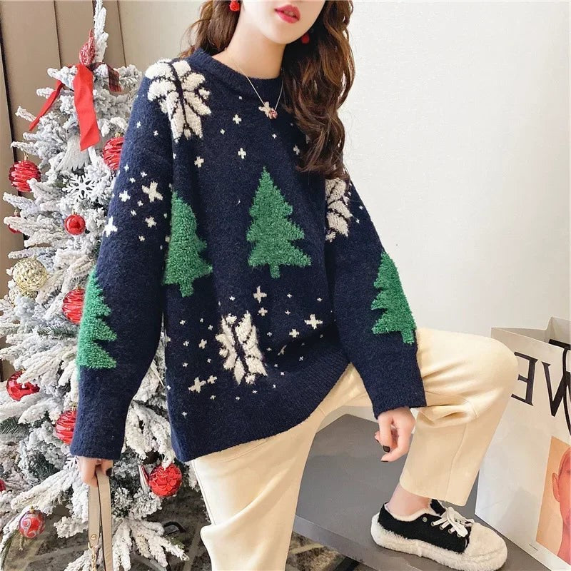 Julesweater dame med rund hals, snefnug og juletræsmotiv