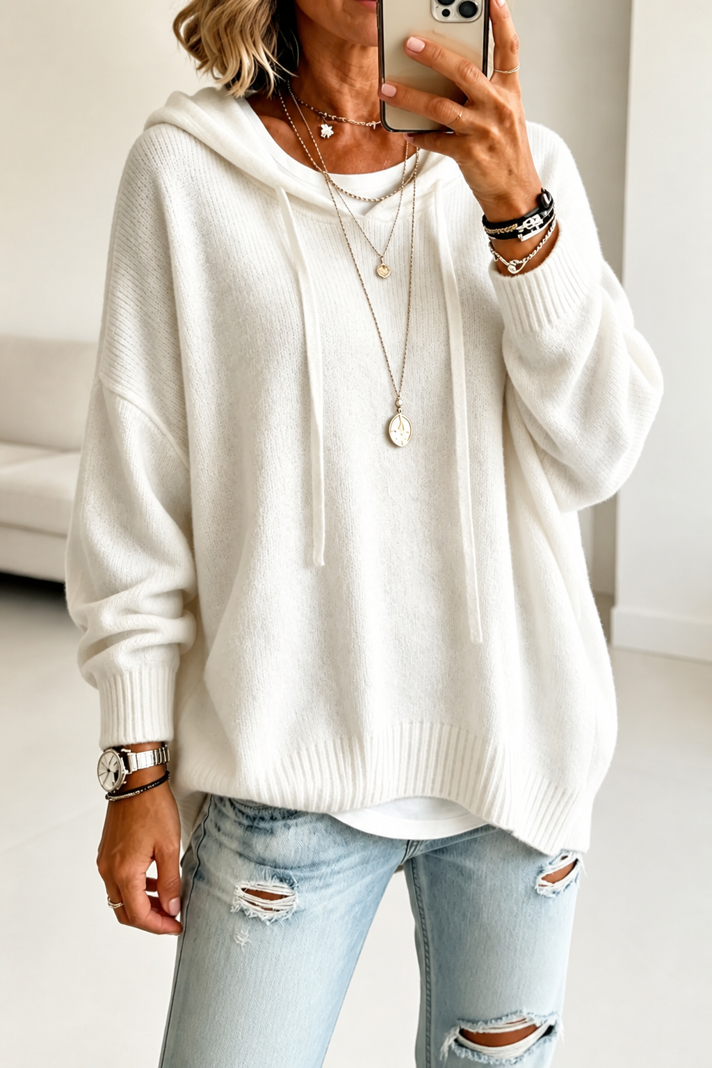 Hoodie til damer med V-hals, hætte og dropped shoulders i oversized pasform