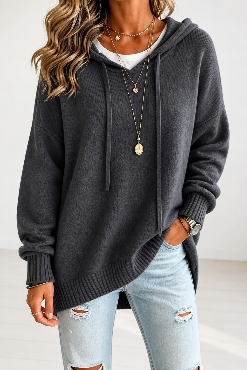 Hoodie til damer med V-hals, hætte og dropped shoulders i oversized pasform