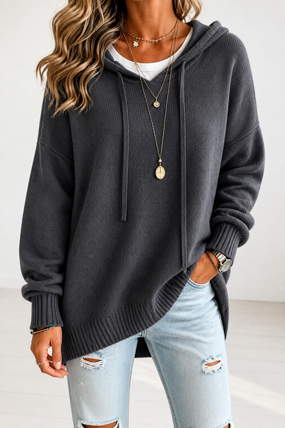Hoodie til damer med V-hals, hætte og dropped shoulders i oversized pasform