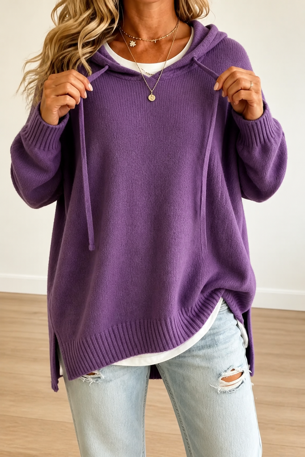 Hoodie til damer med V-hals, hætte og dropped shoulders i oversized pasform