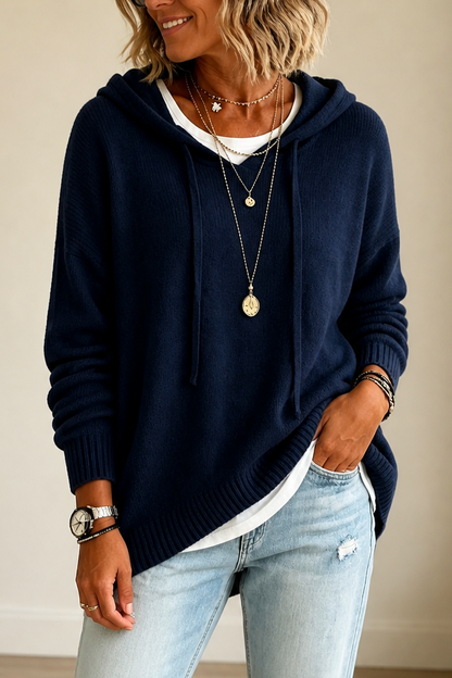 Hoodie til damer med V-hals, hætte og dropped shoulders i oversized pasform
